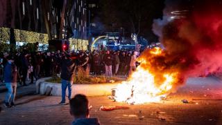 Холандия, арестува, 100 души, протести, локдаун