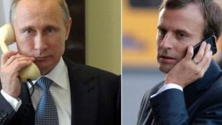 Руският президент Владимир Путин разговаря по телефона с френския си