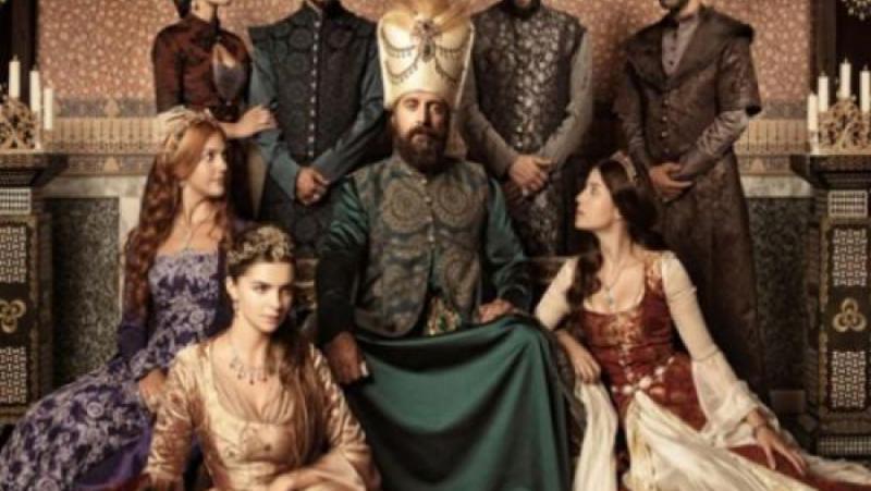 Облегнат на меките възглавници султанът подръпваше с кеф от богато