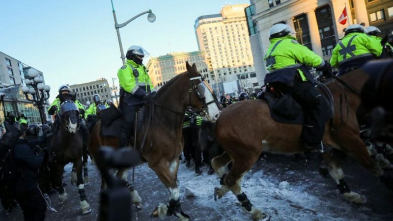 В събота, 19 февруари, полицията в Отава нахлу в Конвоя