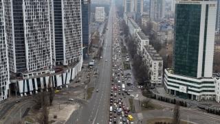 Многокилометрово задръстване се е събрало на изхода от Киев съобщава