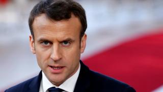 Френският президент Еманюел Макрон напоследък е по зает от обикновено Той