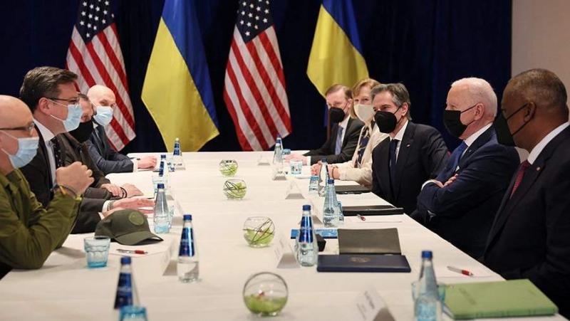 Президентът на САЩ Джо Байдън и украинският външен министър Дмитрий