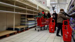 Претъпканите лавици за хранителни стоки в супермаркетите на Запад в