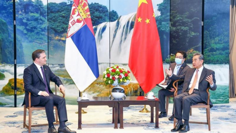 Китайският държавен съветник и външен министър Ван И проведе телефонен