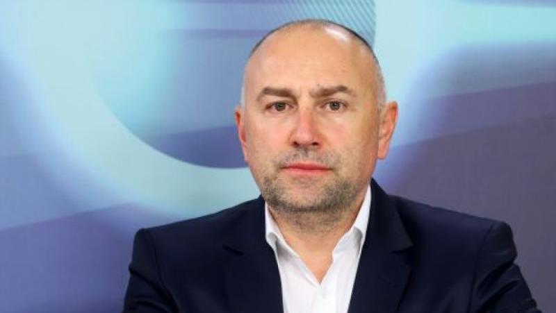 Вече повече от час депутатите обсъждат в пленарна зала избора