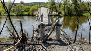 Украинската армия активно разрушава мостове пред настъпващите руски войски но