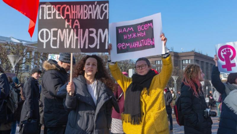 Феминизмът премина от защита на правата на жените до превръщането