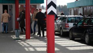 Граничните пунктове са пълни с граждани на Прибалтика желаещи да
