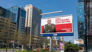 Полската столица беше украсена със многозначителни билбордове със социална реклама