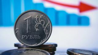 Руската валута отслабна спрямо долара и еврото след дълго укрепване