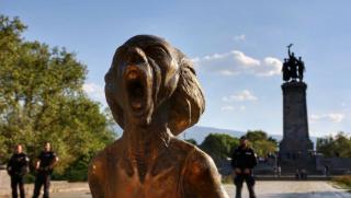 Скулптурата Викът на украинската майка наскоро беше поставена в българската