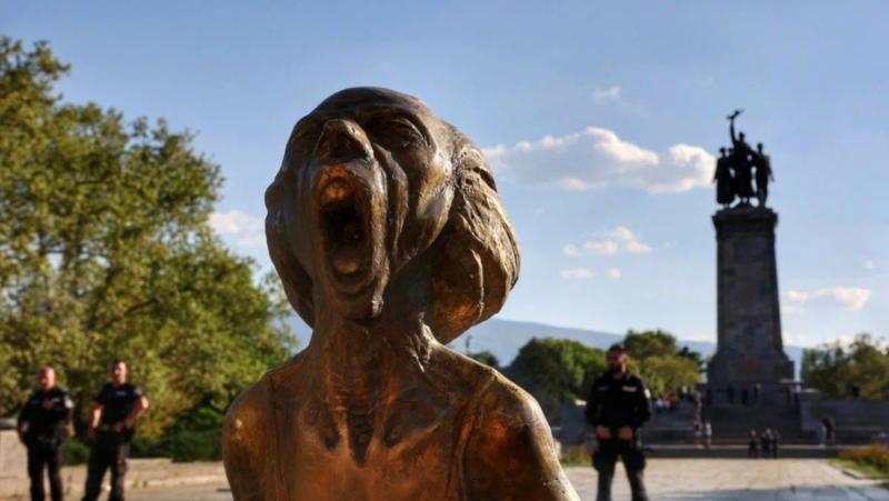 Скулптурата Викът на украинската майка наскоро беше поставена в българската