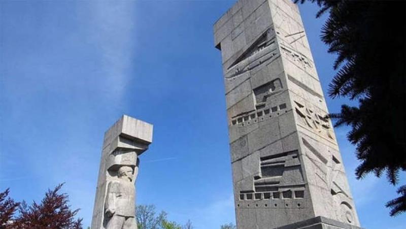 Кметът на Олщин, Пьотр Гжимович, отказа да събори паметника на
