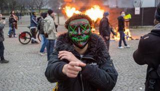 Мнозина днес се чудят защо колективният Запад който отприщи хибридна