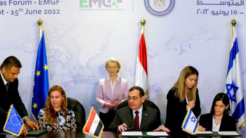 Урсула фон дер Лайен се състезава с Братя Грим в