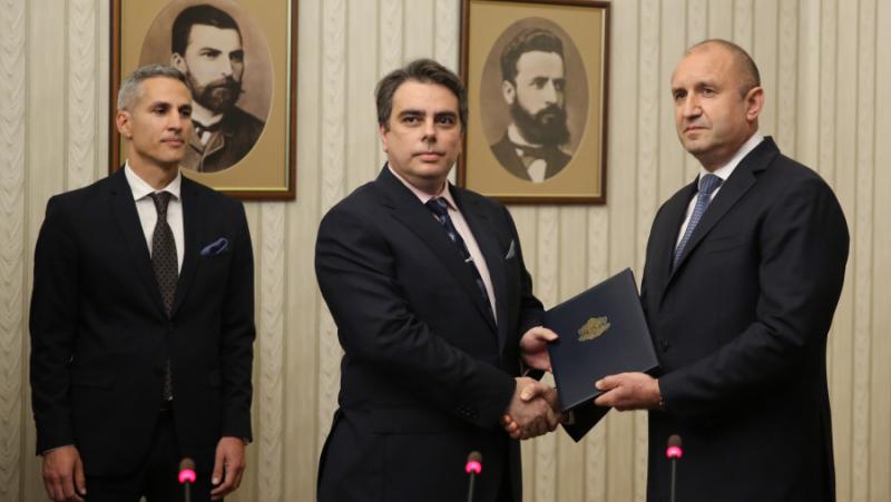 Държавният глава Румен Радев връчи мандат за съставяне на правителство