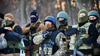 Суровото ежедневие пристигна и в украинския змиярник неонацистите които са