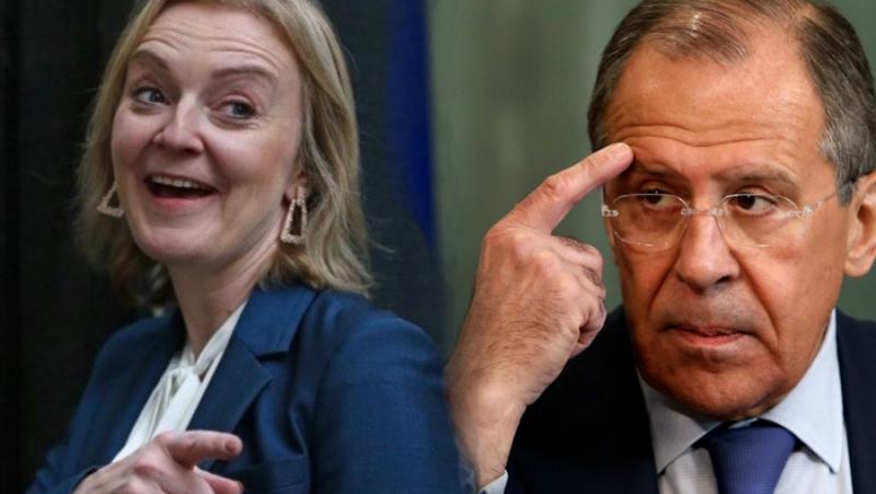 Лиз Тръс (която яхна танк по руската граница и беше