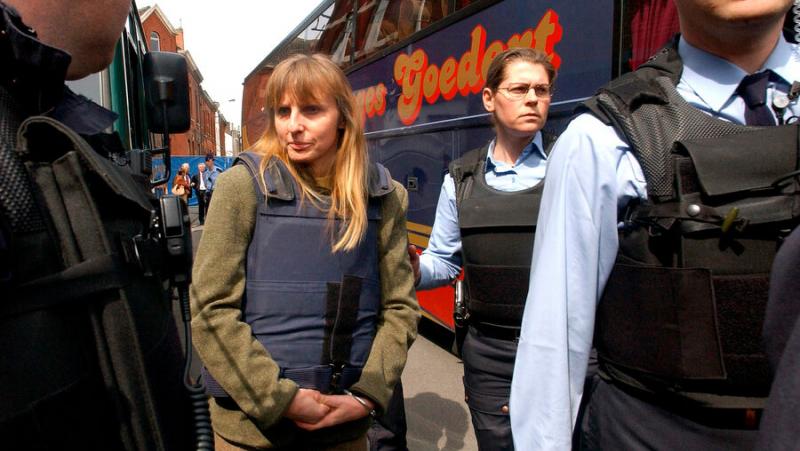 От полунощ вчера Мишел Мартен, престъпница, садистка, бивша съпруга на