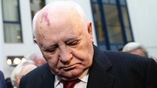 Русия и Западът се сбогуват с различни Горбачовци в историята