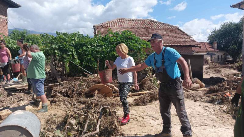 Доброволци от Изправи се България редом с Мая Манолова и