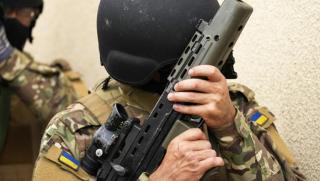 Няколко офицерски групи съставени от инструктори на НАТО водят битката