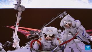 Екипаж, Шънджоу-14, второ излизане, открития космос