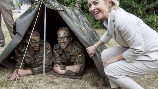 Берлин разоръжава армията си за да въоръжи нацистите Канибализацията на Бундесвера