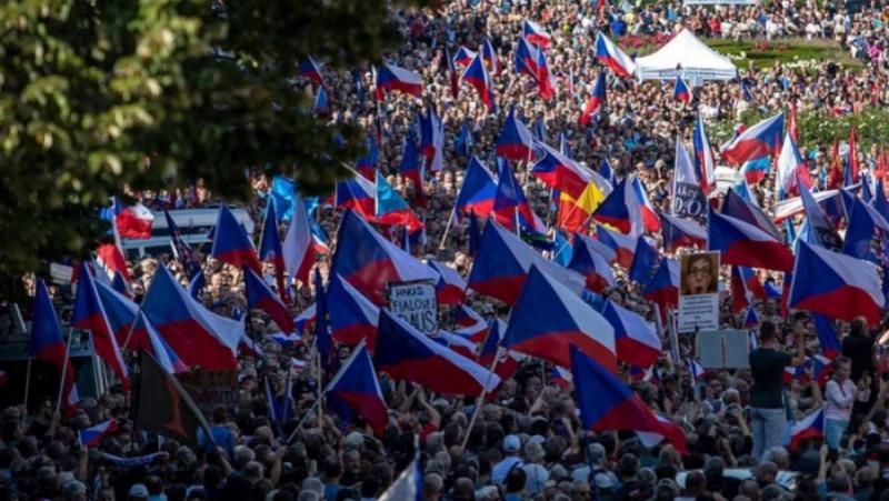 Повишаването на цените в страната принуждава хората да купуват храни