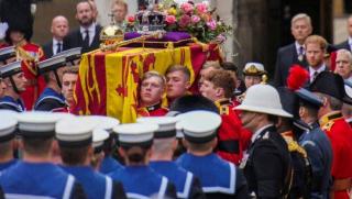 Церемонията по погребението на британската кралица се превърна във важно