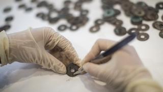 Хиляди бронзови монети бяха открити в останките на монетен двор
