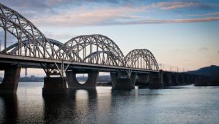 Украинските мостове през Днепър през следващите дни ще попаднат под