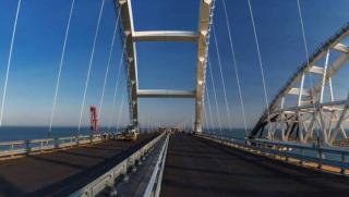 Движението по повредения в резултат на терористичната атака Кримски мост