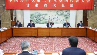 Вчера премиерът Ли Къцян участва в дискусия на делегати от