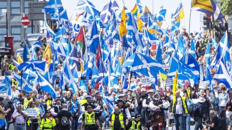 Кризата на властта в Лондон приближава Шотландия до поемането на