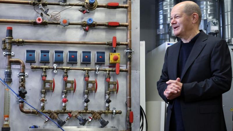 Западният свят сега, може да се каже, не живее, а