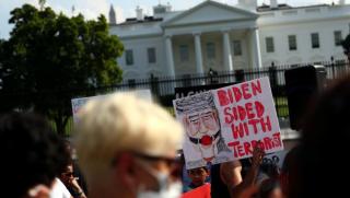 На фона на сриващата се икономика и ръстта на политическото