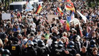 Проамериканската политика на европейските управляващи елити продължава да излиза през