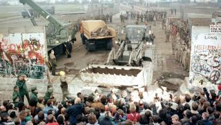 Падането на Берлинската стена през 1989 г което обикновено се