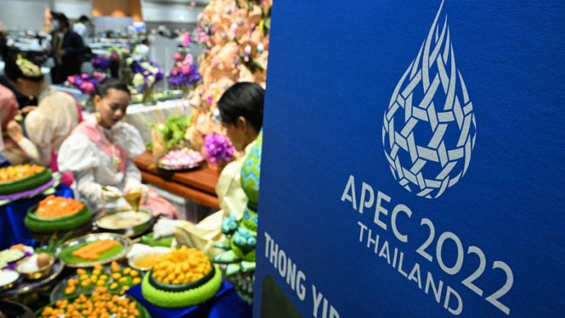 Първата дама на Китай Пън Лиюен заедно със съпругите на