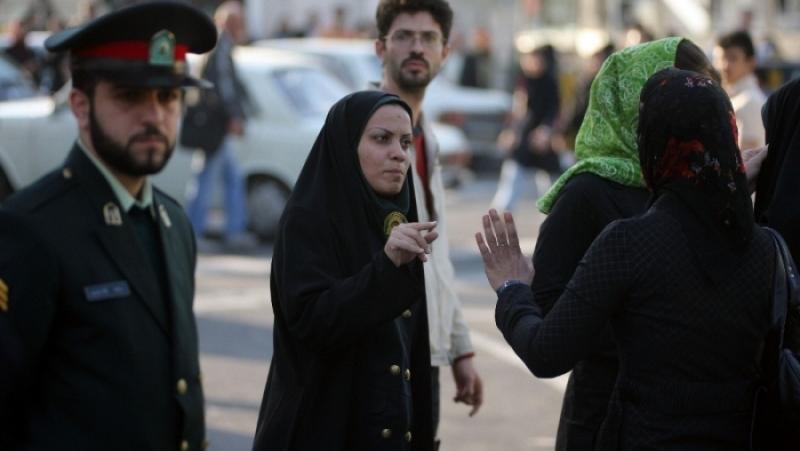 Иран разпусна нравствената полиция, известна още като Инструкторски патрул. Тя
