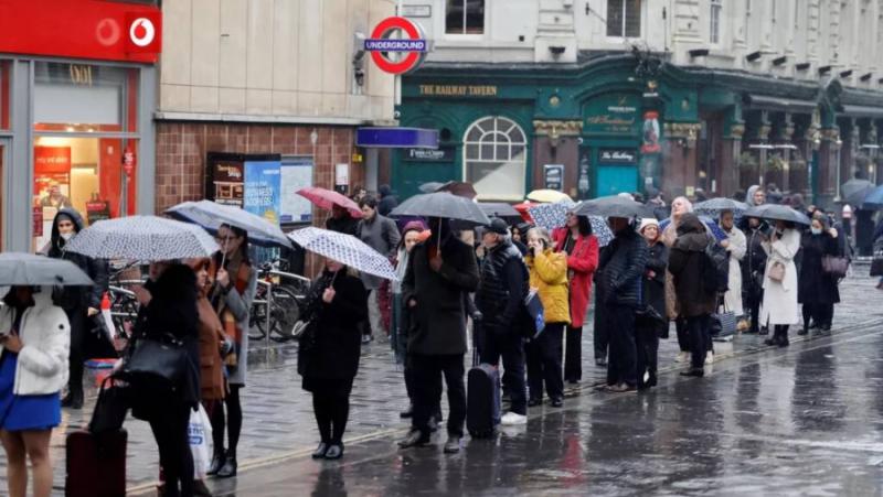 Една лисица се скита сред неизпратени пратки и писма и