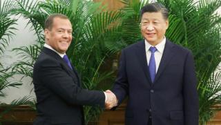 Дмитрий Медведев направи необявено посещение в Пекин и предаде личното