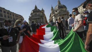 През последните години Италия води активна външна политика едновременно в