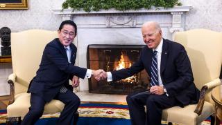 Японският премиер Фумио Кишида докато беше в САЩ си позволи