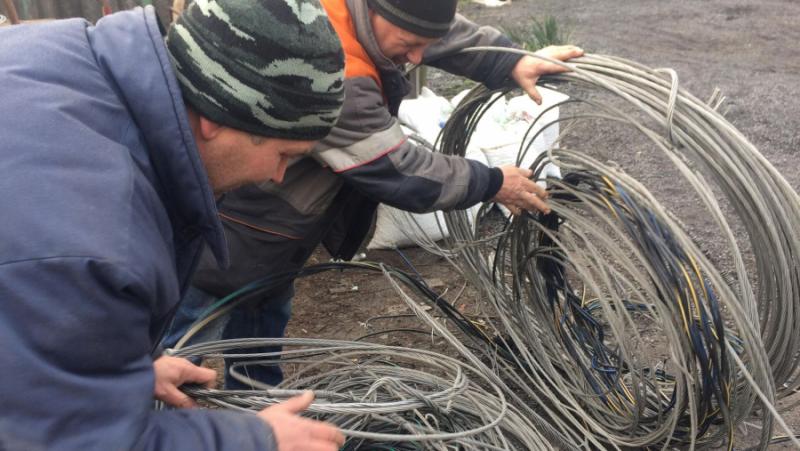 Съветски товарач, метална кула и малко въображение - на жителите