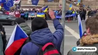 Протестиращи, смъкват, украинското знаме, Прага