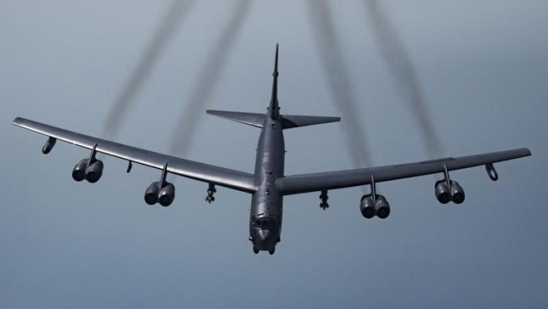 Миналата седмица американски стратегически бомбардировач B-52H Stratofortress маневрира над Балтийско