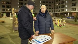 На 19 март Владимир Путин за първи път лично посети